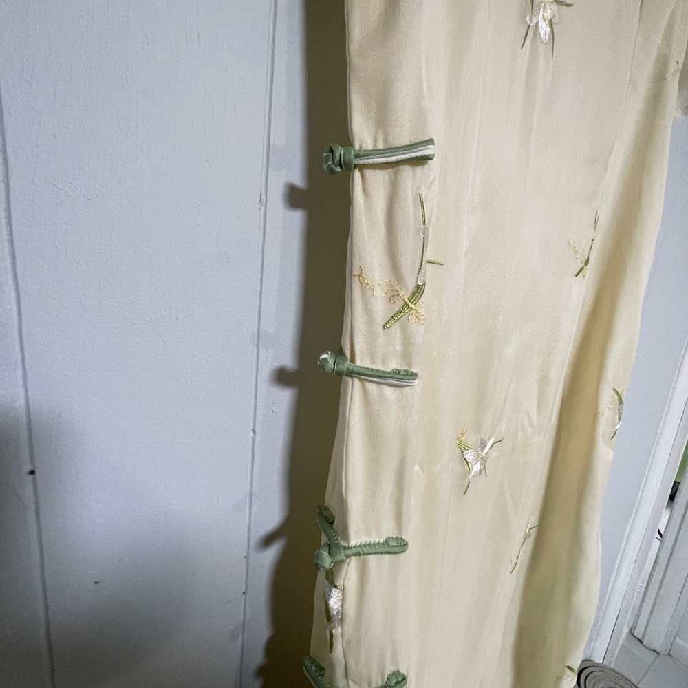 Elegant Cream Floral Cheongsam - Picture 4 of 5